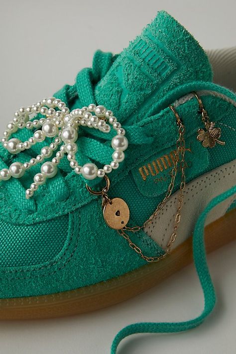 Bow pearls double shoe charm